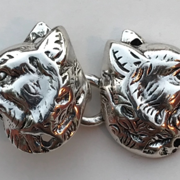 silver wolf cloak clasp - Picture 2 of 5